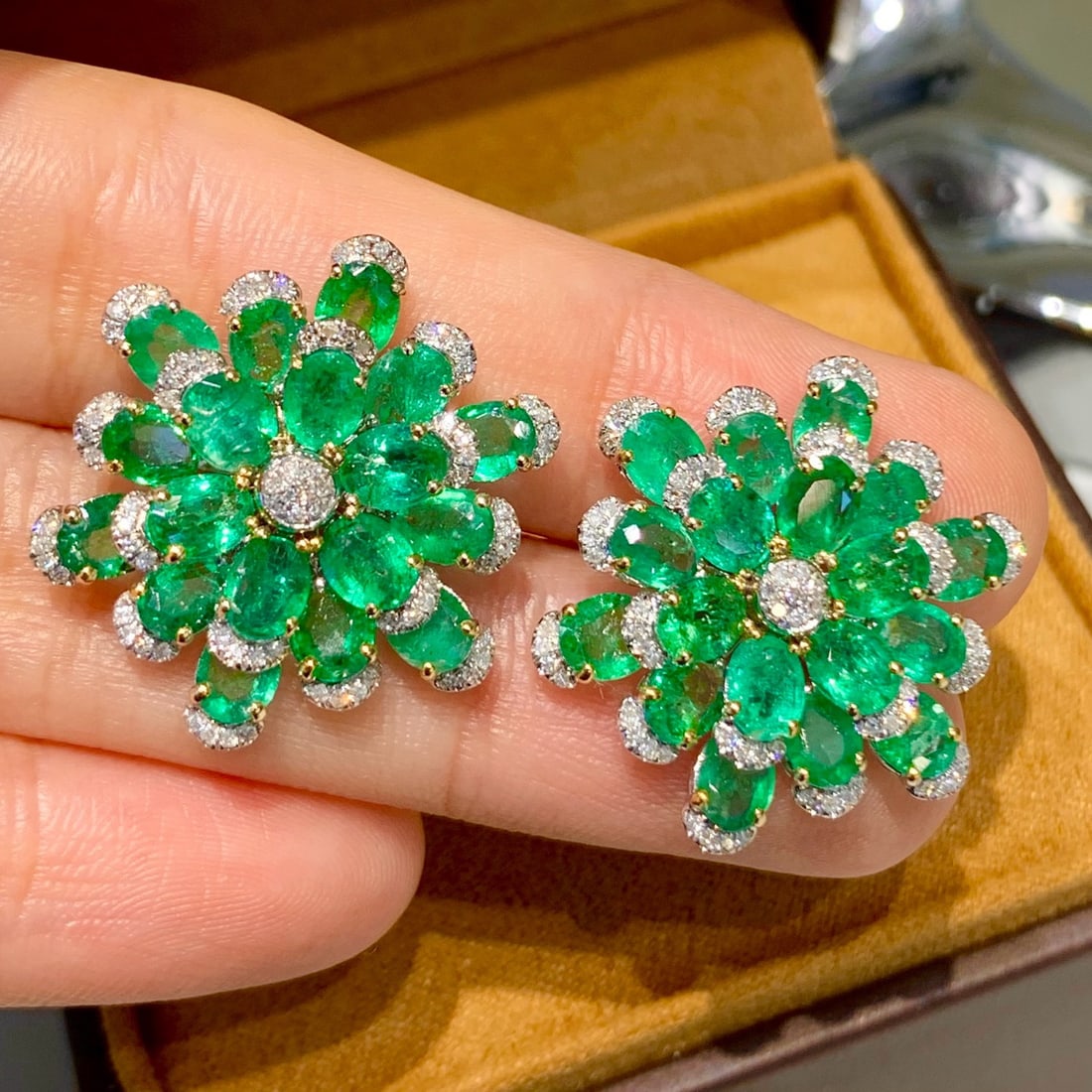 14k Gold 8 Ct Natural Emerald & Diamond Earrings - 3
