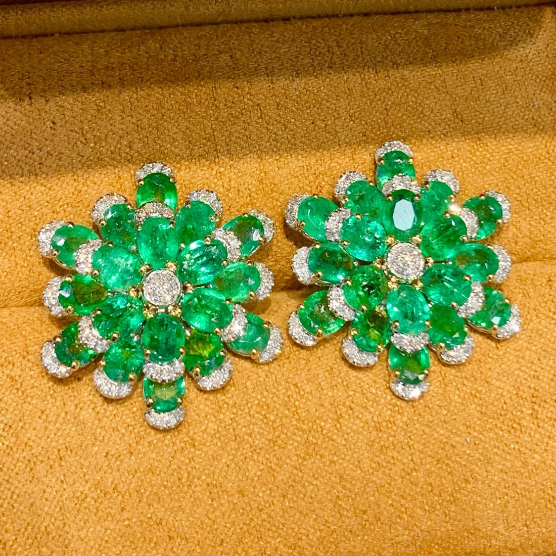 14k Gold 8 Ct Natural Emerald & Diamond Earrings - 4