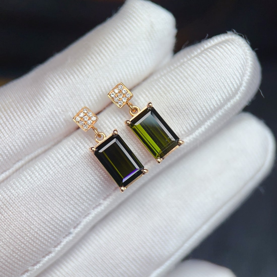 14k Gold 3.10 Ctw Natural Tourmaline & Diamond Earrings: Ref:231174070 // gold content:14k gold // main gemstone:tourmaline // shape:octagonal // carat weight:3. 05ct // color:green // treatment:natural // // adjacent gemstone 2 : diamond // number of