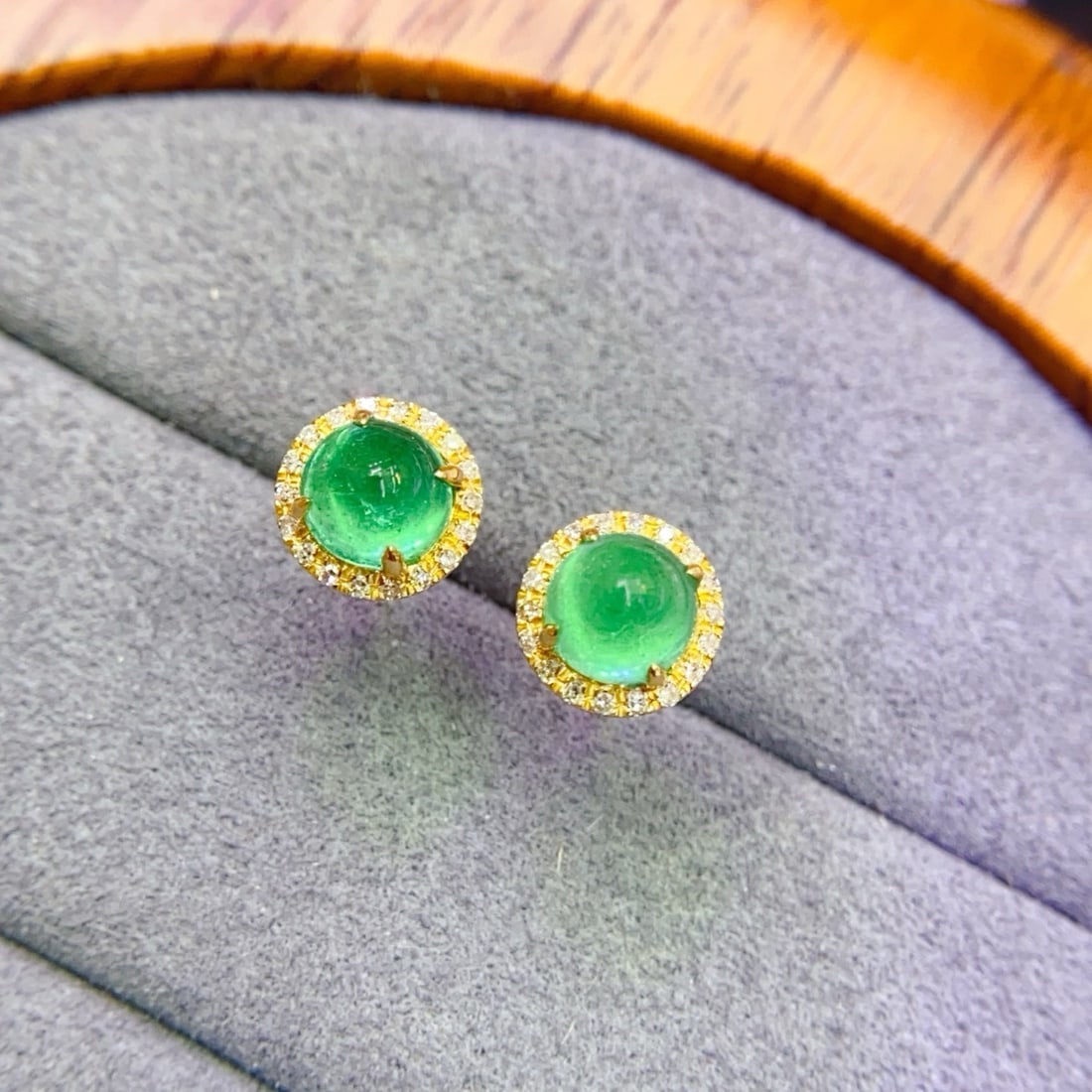 14k Gold 1.17 Ct Natural Emerald & Diamond Earrings: Ref:231174089 // gold content:14k gold // main gemstone:emerald // shape:round // carat weight:1. 17ct // color:green // treatment:natural // cut grade:g // // adjacent gemstone 2 : diamond //