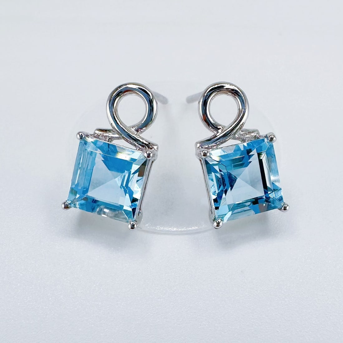 14k Gold 1.82 Ct Natural Aquamarine Earrings: Ref:231174115 // gold content:14k gold // main gemstone:aquamarine // shape:square // carat weight:1. 82ct // color:blue // treatment:natural // Condition: New Low Estimate: 3500.00 High Estimate: