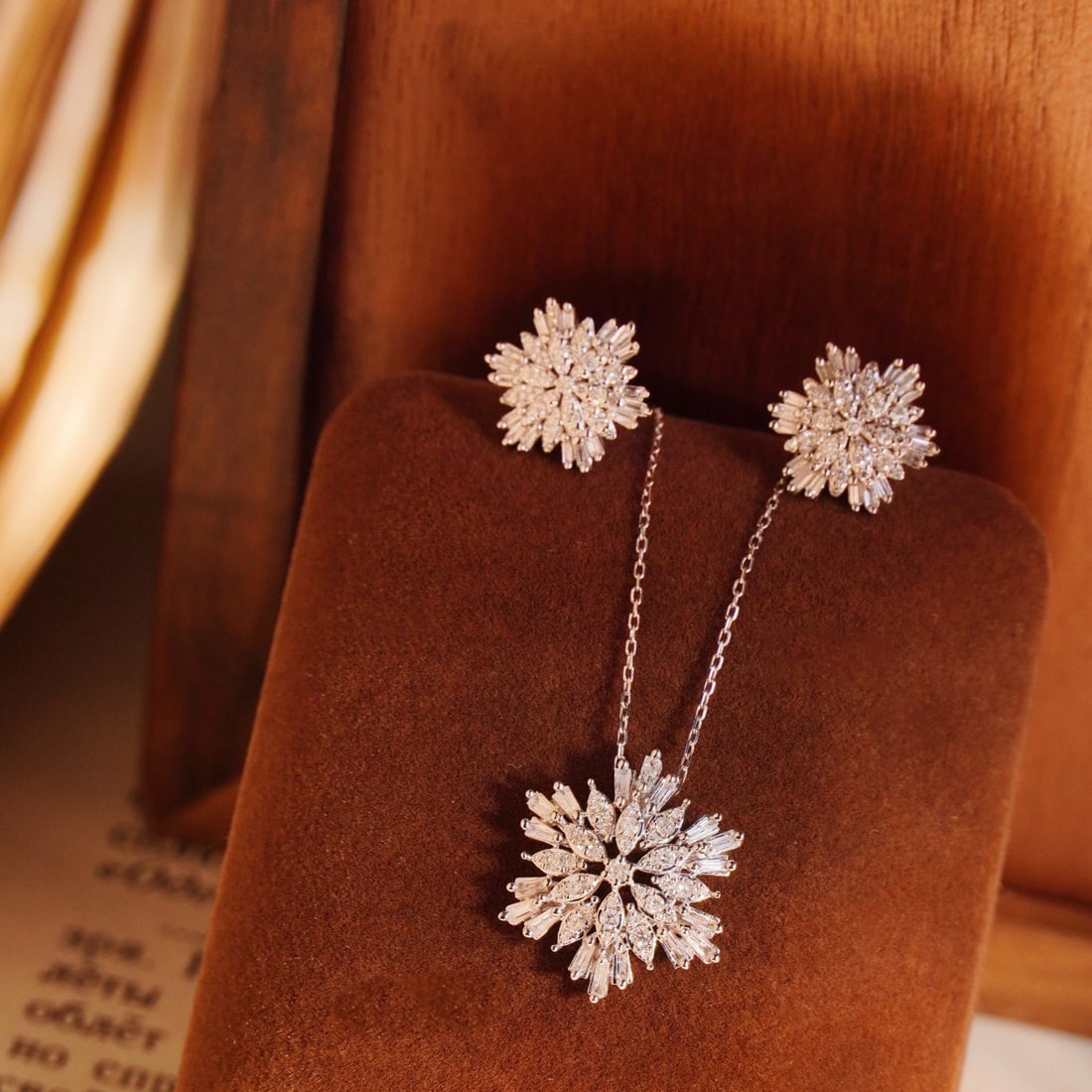 14k Gold 1.4 Ctw Natural H Diamond Jewelry Set: Ref:231174109 // gold content:14k gold // necklace // main gemstone:diamond // shape:multiple // carat weight:0. 7ct // clarity grade:vs-si // color:h // treatment:natural // // earrings // main