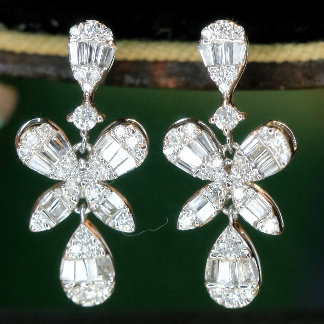 14k Gold 0.5 Ct Natural H Diamond Earrings: Ref:231174114 // gold content:14k gold // main gemstone:diamond // shape:multiple // carat weight:0. 5ct // clarity grade:vs-si // color:h // treatment:natural // Condition: New Low Estimate: 2900.00