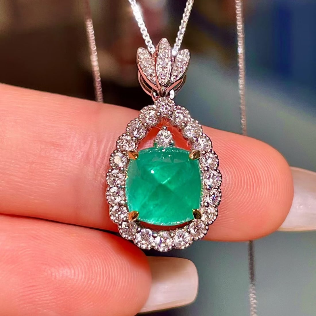 14k Gold 3.46 Ctw Natural Emerald & Diamond Necklace: Ref:231174144 // gold content:14k gold // main gemstone:emerald // shape:sugar-loaf // carat weight:2. 94ct // color:green // treatment:natural // // adjacent gemstone 2 : diamond // shape:round //