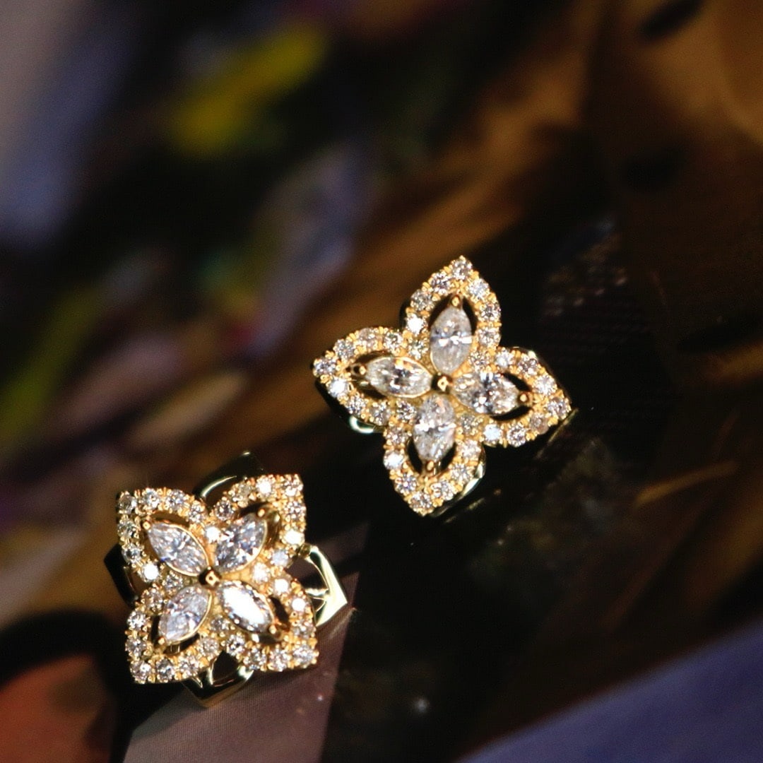 14k Gold 0.88 Ct Natural H Diamond Earrings: Ref:231174156 // gold content:14k gold // main gemstone:diamond // shape:multiple // carat weight:0. 88ct // clarity grade:vs-si // color:h // treatment:natural // Condition: New Low Estimate: