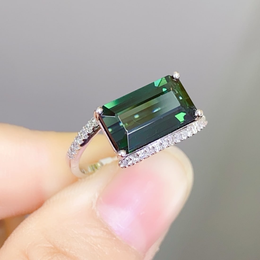 14k Gold 3.2 Ct Natural Tourmaline & Diamond Ring: Ref:231174180 // gold content:14k gold // ring size:7. 25us // // main gemstone:tourmaline // shape:octagonal // carat weight:3. 2ct // color:green // treatment:natural // // adjacent gemstone 2 :