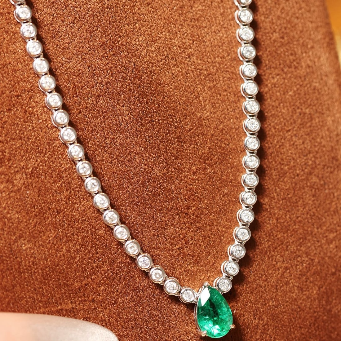 14k Gold 1.7 Ctw Natural Emerald & Diamond Necklace: Ref:231174161 // gold content:14k gold // main gemstone:emerald // shape:pear // carat weight:0. 9ct // color:green // treatment:natural // // adjacent gemstone 2 : diamond // shape:round // carat