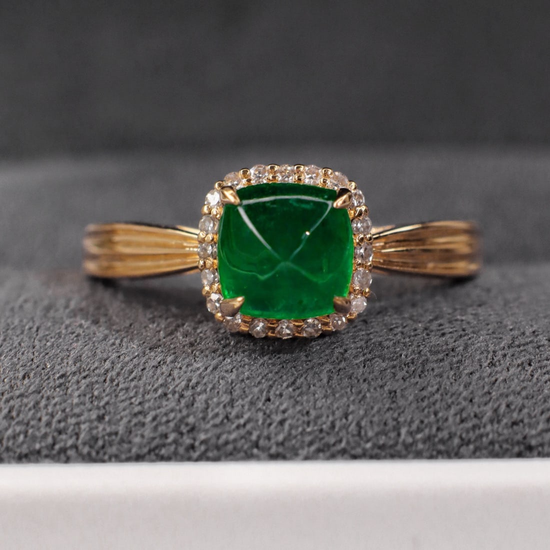 14k Gold 1.45 Ctw Vivid Green Natural Emerald & Diamond Ring: Ref:231174170 // gold content:14k gold // ring size:7. 25us // // main gemstone:emerald // shape:sugar-loaf // carat weight:1. 35ct // color:vivid green // treatment:natural // // adjacent gemstone 2