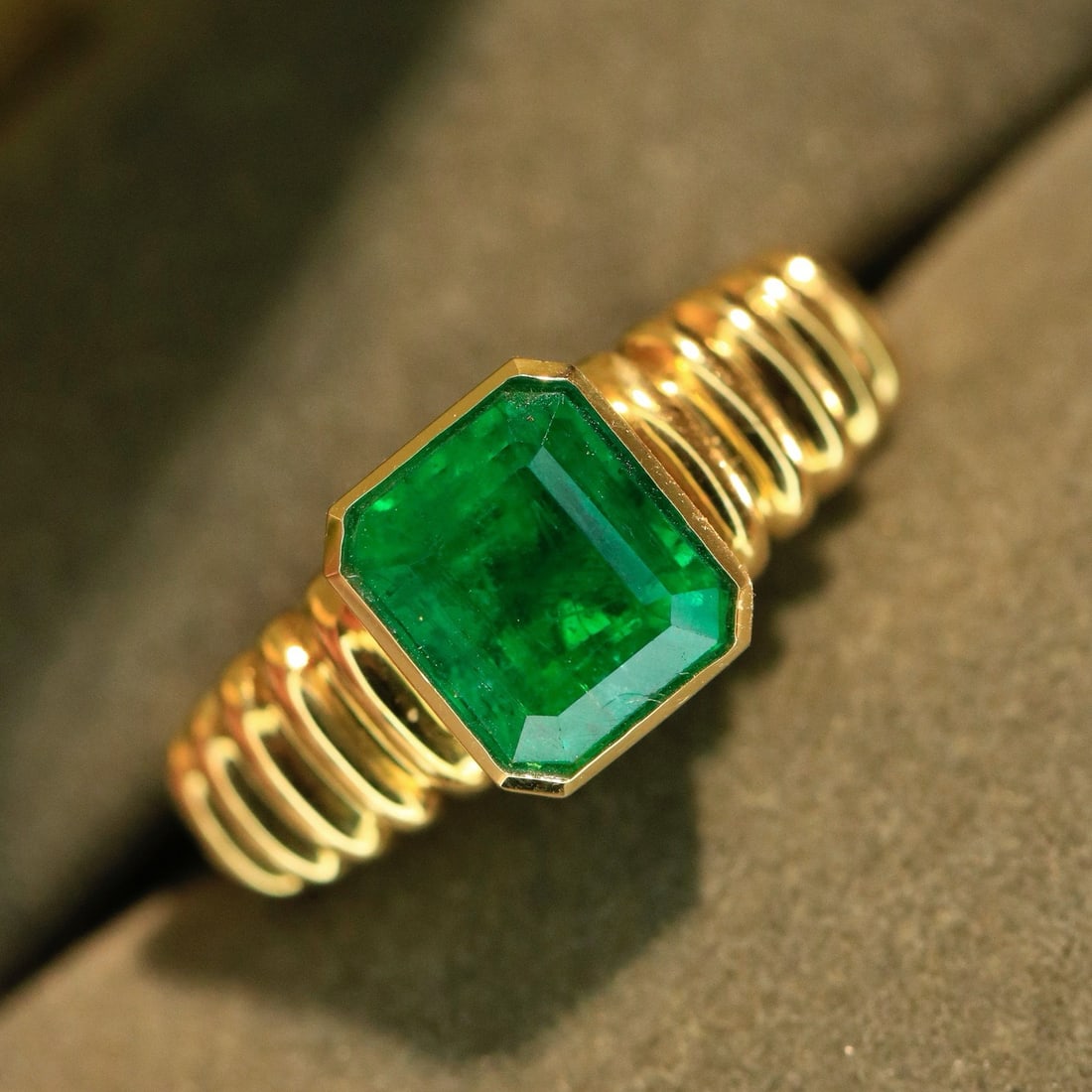 14k Gold 1.53 Ct Natural Emerald Ring (1 of 5)