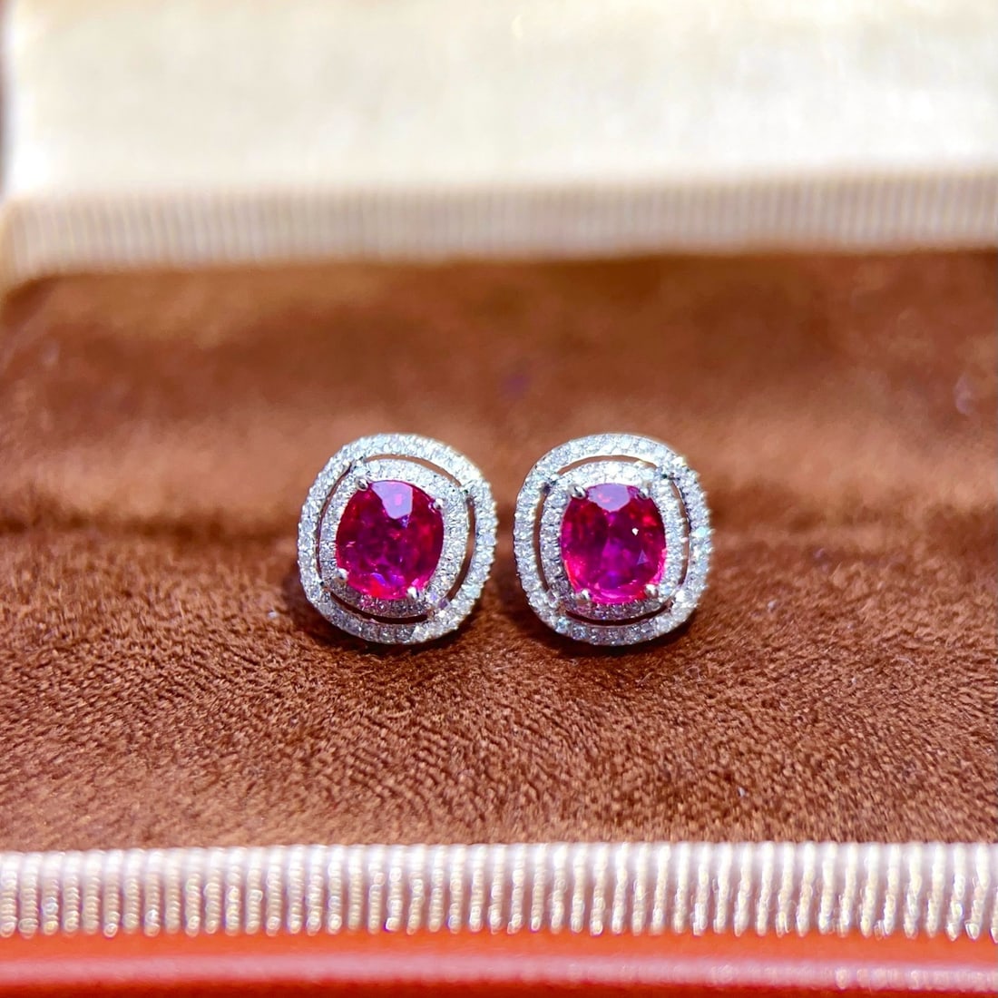 14k Gold 1.45 Ct Natural Ruby & Diamond Earrings: Ref:231174203 // gold content:14k gold // main gemstone:ruby // shape:oval // carat weight:1. 45ct // color:red // treatment:natural // // adjacent gemstone 2 : diamond // number of stones:120 //