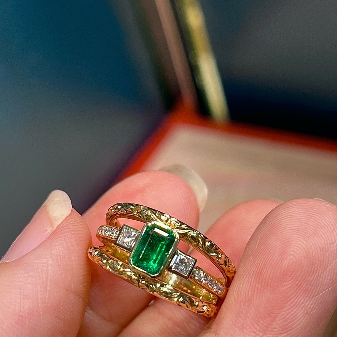 14k Gold 0.86 Ctw Vivid Green Natural Emerald & Diamond Ring - 2