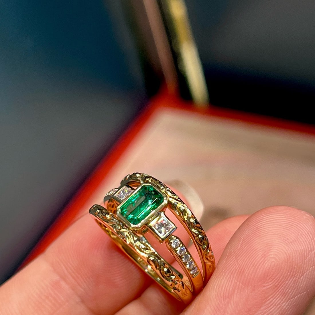 14k Gold 0.86 Ctw Vivid Green Natural Emerald & Diamond Ring - 3