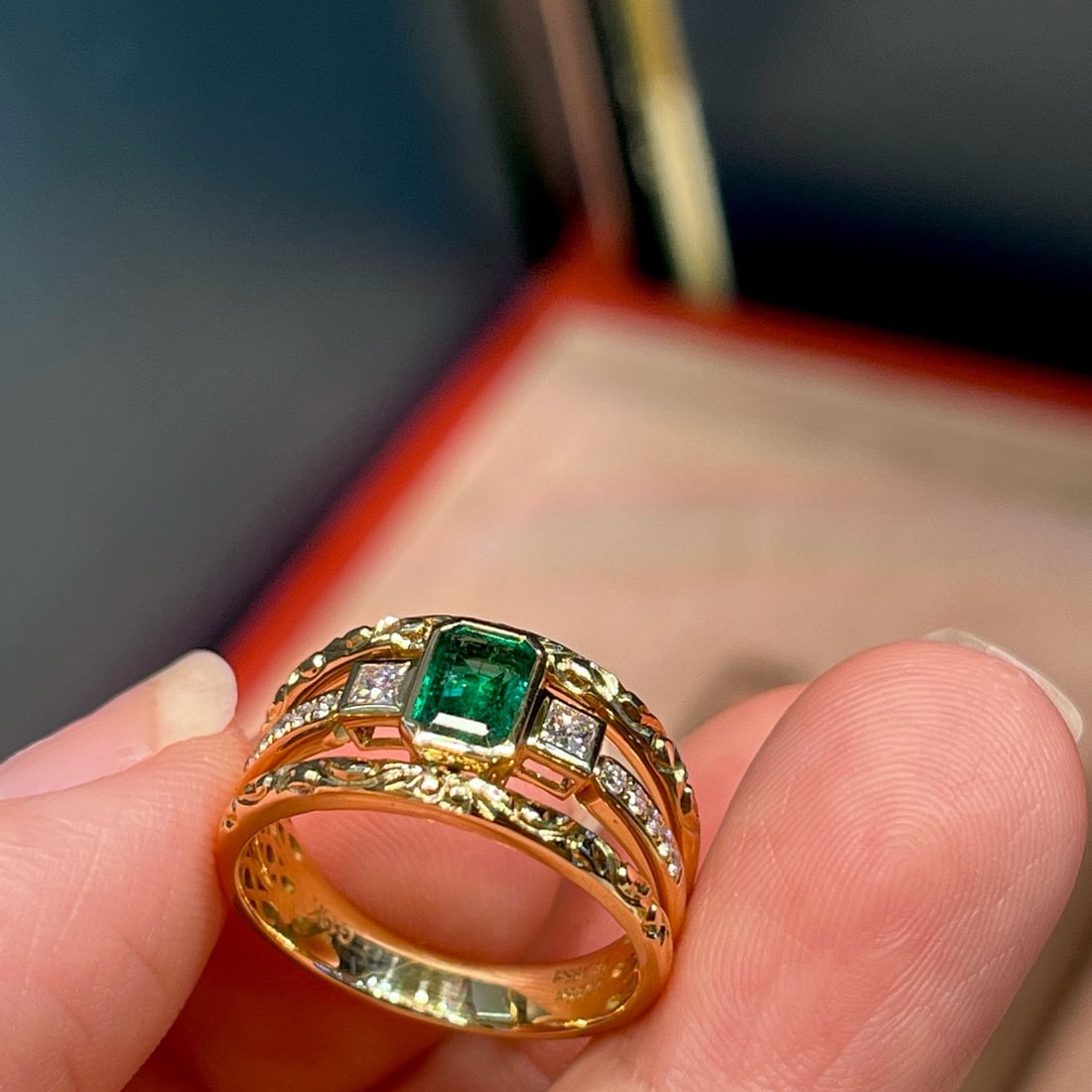 14k Gold 0.86 Ctw Vivid Green Natural Emerald & Diamond Ring - 4