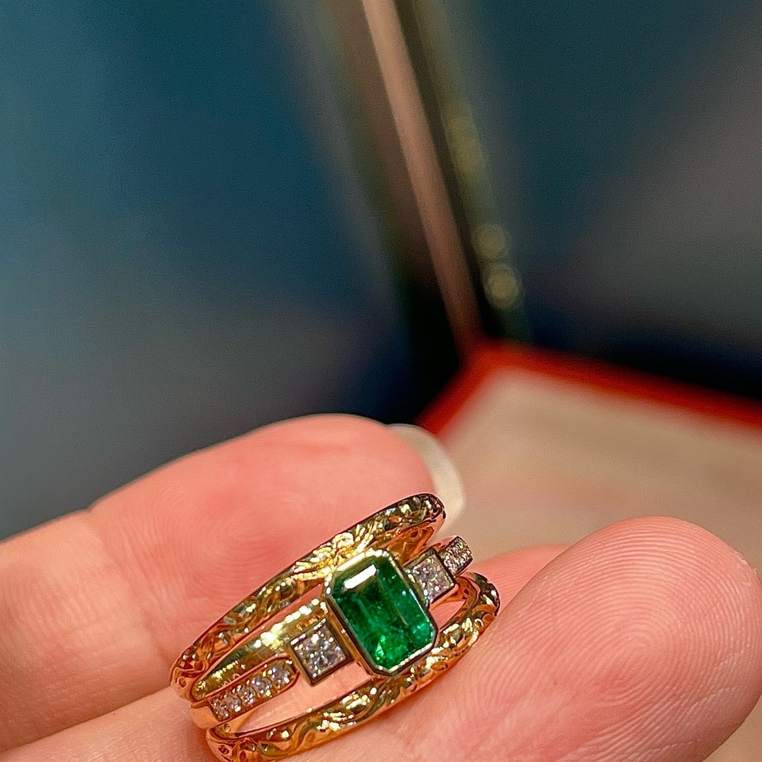 14k Gold 0.86 Ctw Vivid Green Natural Emerald & Diamond Ring - 5