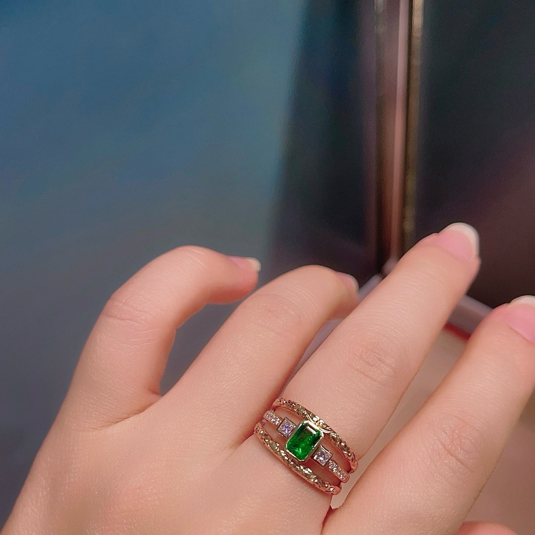 14k Gold 0.86 Ctw Vivid Green Natural Emerald & Diamond Ring - 6