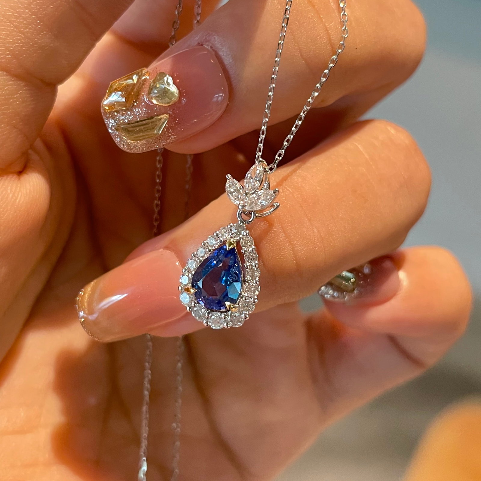 14k Gold 0.8 Ct Natural Sapphire & Diamond Pendant( Without Chain ): Ref:231174222 // gold content:14k gold // main gemstone:sapphire // shape:pear // carat weight:0. 8ct // color:blue // treatment:natural // // adjacent gemstone 2 : diamond // shape:multiple //