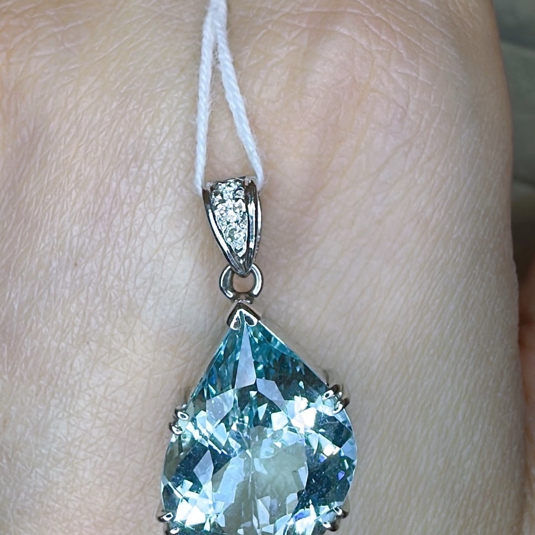 14k Gold 7.69 Ctw Natural Aquamarine & Diamond Pendant( Without Chain ): Ref:231174241 // gold content:14k gold // main gemstone:aquamarine // shape:other // carat weight:7. 65ct // color:blue // treatment:natural // // adjacent gemstone 2 : diamond // shape:round //