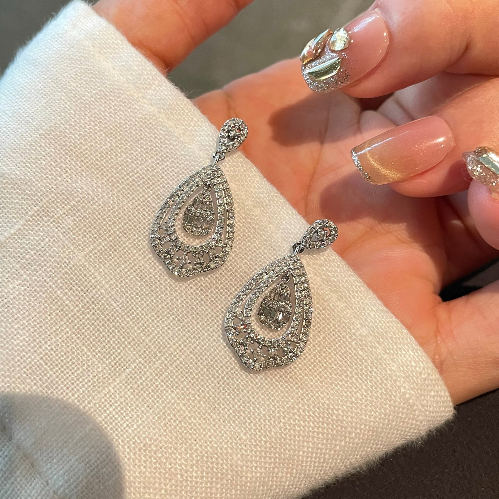 14k Gold 1 Ct Natural H Diamond Earrings: Ref:231174223 // gold content:14k gold // main gemstone:diamond // shape:multiple // carat weight:1ct // clarity grade:vs-si // color:h // treatment:natural // High Estimate: 5300 Low Estimate: 3500