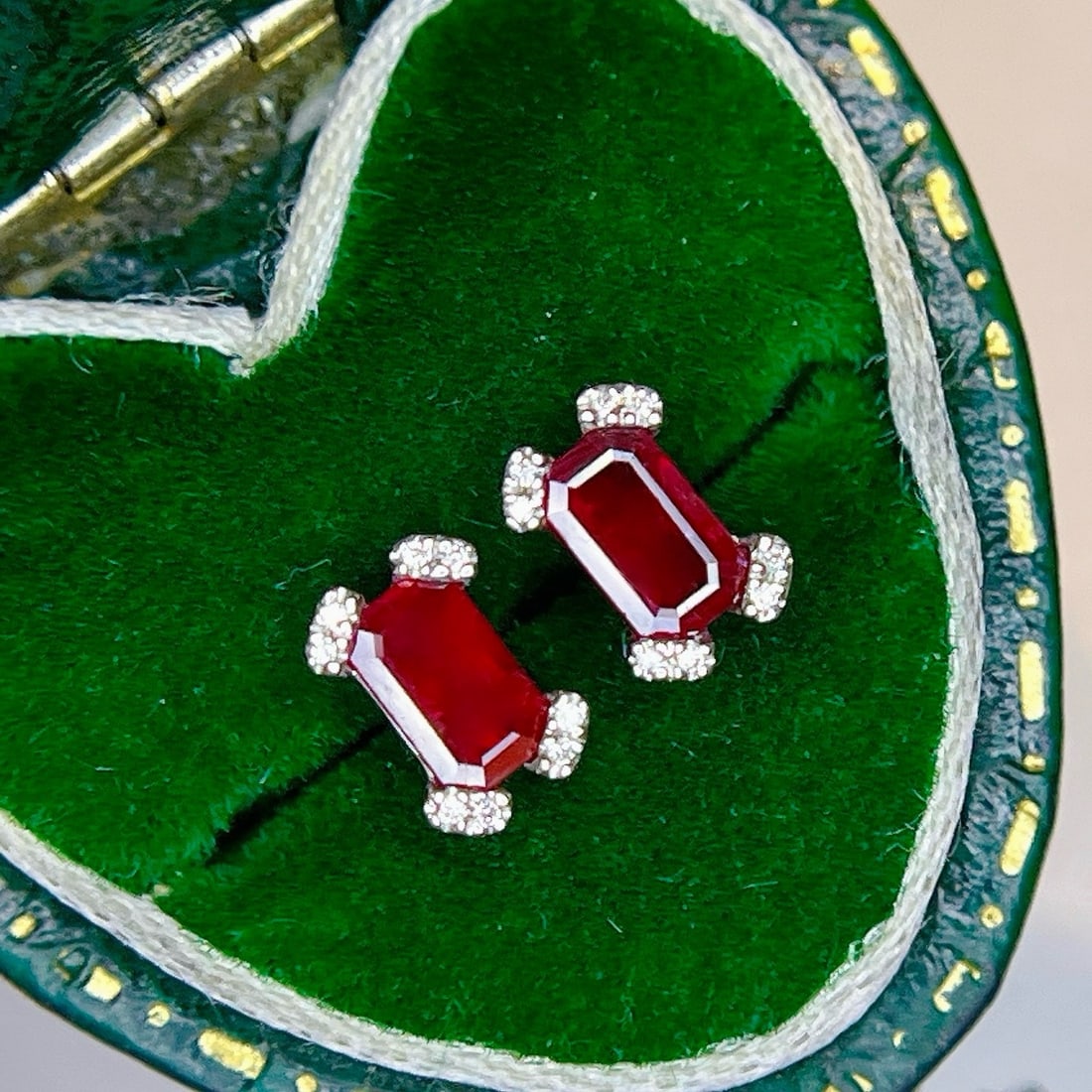 14k Gold 0.69 Ctw Natural Ruby & Diamond Earrings: Ref:231174231 // gold content:14k gold // main gemstone:ruby // shape:octagonal // carat weight:0. 66ct // color:red // treatment:natural // // adjacent gemstone 2 : diamond // shape:round // carat