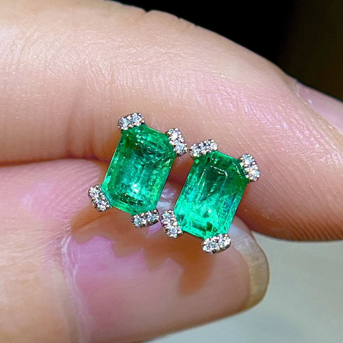 14k Gold 1.07 Ctw Natural Emerald & Diamond Earrings: Ref:231174242 // gold content:14k gold // main gemstone:emerald // shape:octagonal // carat weight:1. 04ct // color:green // treatment:natural // // adjacent gemstone 2 : diamond // shape:round //