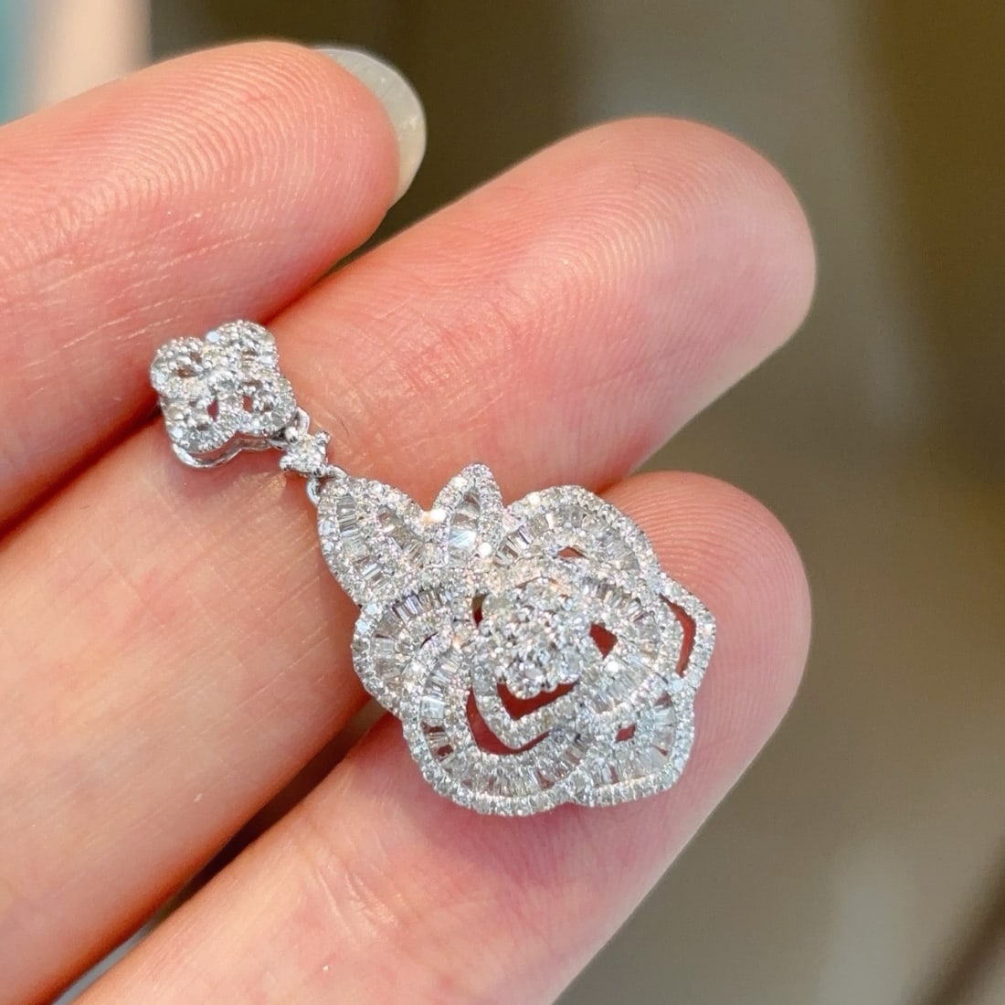 14k Gold 0.9 Ct Natural H Diamond Pendant( Without Chain ): Ref:231174274 // gold content:14k gold // main gemstone:diamond // shape:multiple // carat weight:0. 9ct // clarity grade:vs-si // color:h // treatment:natural // High Estimate: 3100 Low Estimate: