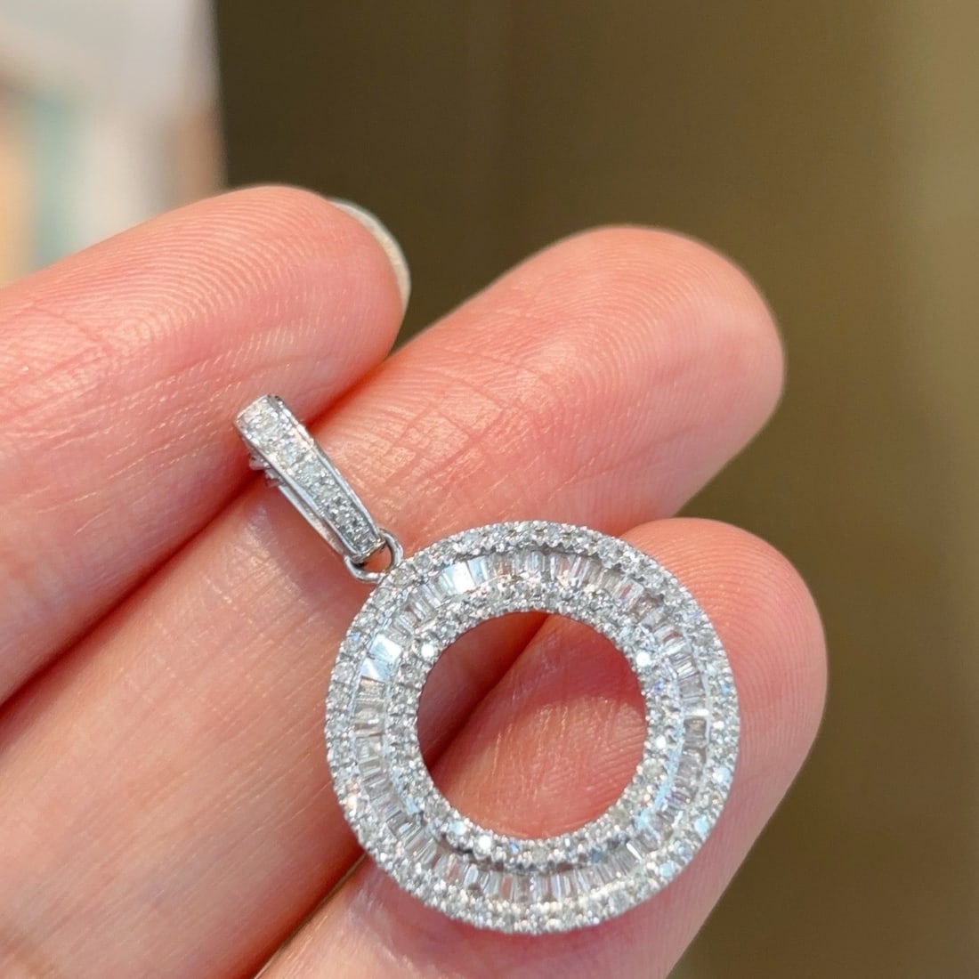 14k Gold 0.9 Ct Natural H Diamond Pendant( Without Chain ): Ref:231174258 // gold content:14k gold // main gemstone:diamond // shape:multiple // carat weight:0. 9ct // clarity grade:vs-si // color:h // treatment:natural // High Estimate: 3100 Low Estimate: