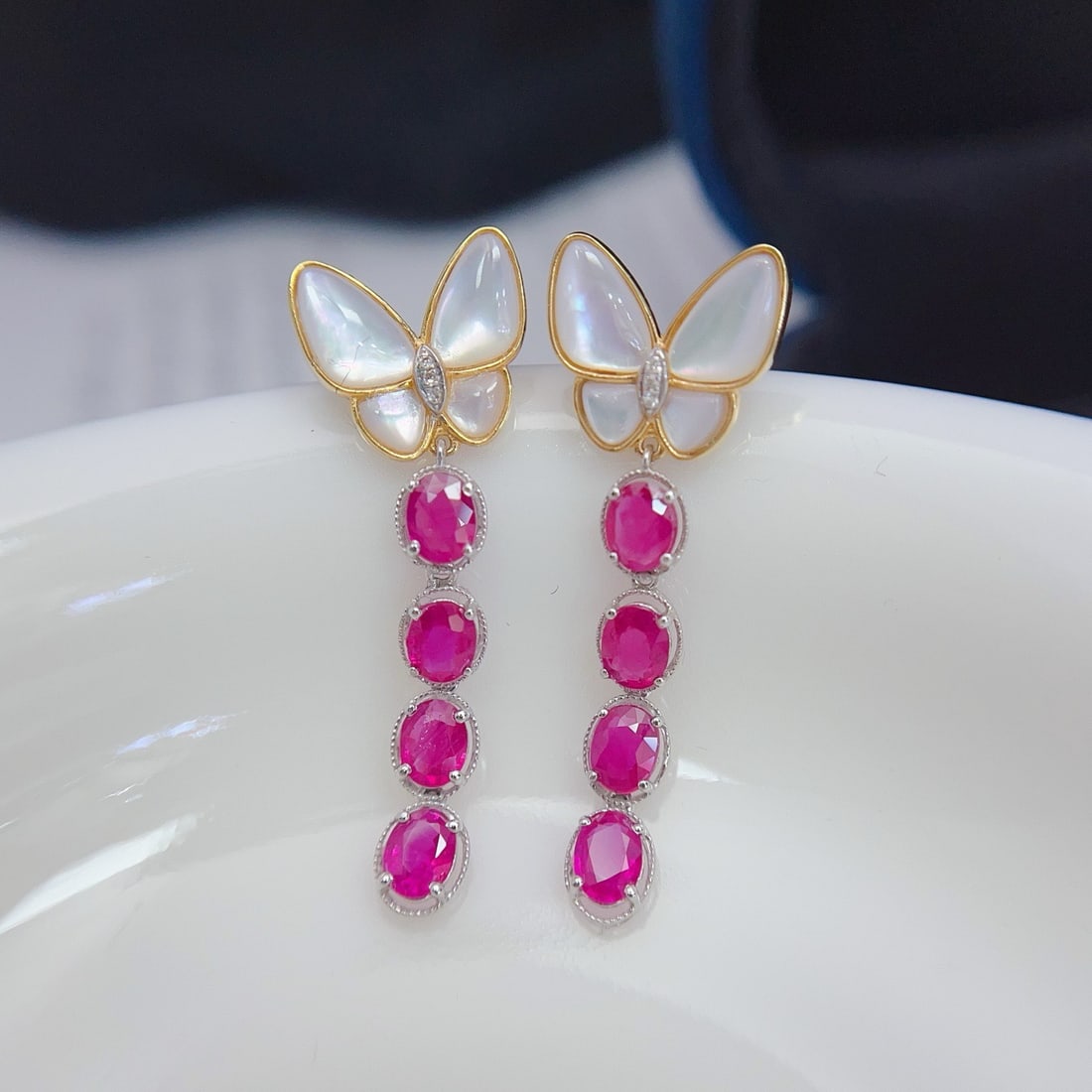 14k Gold 2.65 Ct Natural Ruby & Diamond Earrings: Ref:231174252 // gold content:14k gold // main gemstone:ruby // shape:oval // carat weight:2. 65ct // color:red // treatment:natural // // adjacent gemstone 2 : diamond // number of stones:6 //