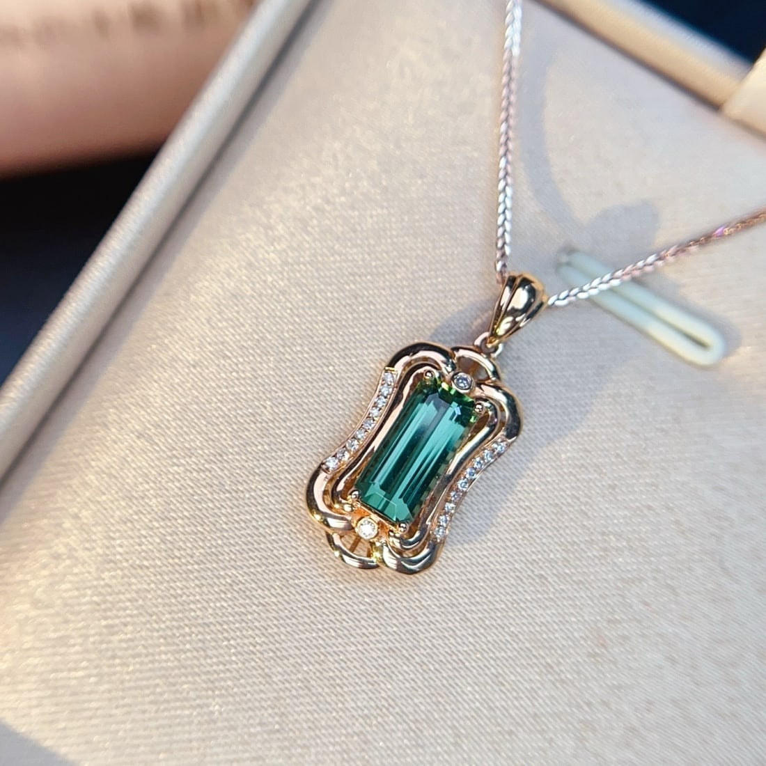 14k Gold 2.31 Ctw Natural Tourmaline & Diamond Pendant( Without Chain ): Ref:231174271 // gold content:14k gold // main gemstone:tourmaline // shape:octagonal // carat weight:2. 25ct // color:green // treatment:natural // // adjacent gemstone 2 : diamond // number of