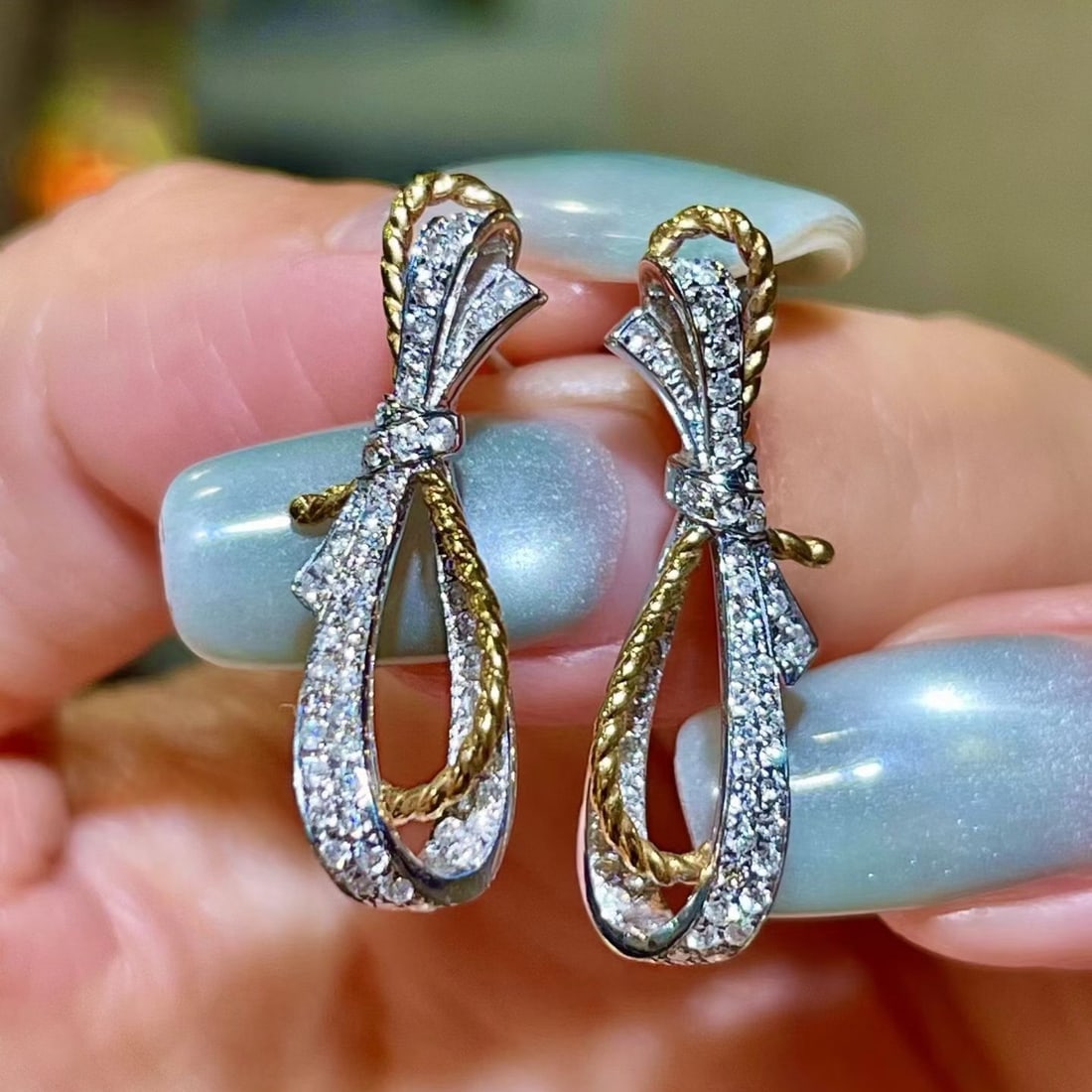 14k Gold 0.72 Ct Natural H Diamond Earrings: Ref:231174284 // gold content:14k gold // main gemstone:diamond // shape:round // carat weight:0. 72ct // clarity grade:vs-si // color:h // treatment:natural // cut grade:g // Low Estimate: 5500
