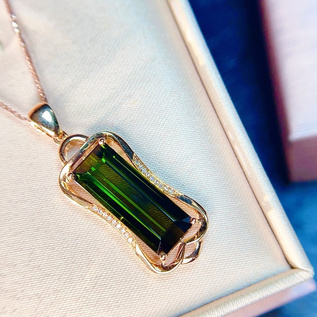 14k Gold 7.85 Ctw Natural Tourmaline & Diamond Pendant( Without Chain ): Ref:231174306 // gold content:14k gold // main gemstone:tourmaline // shape:octagonal // carat weight:7. 8ct // color:green // treatment:natural // // adjacent gemstone 2 : diamond // number of