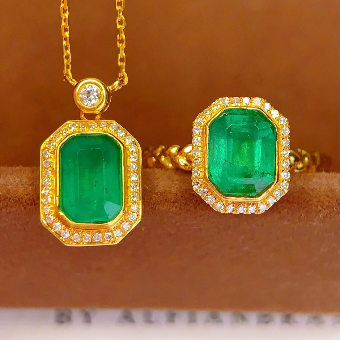 14k Gold 2.5 Ctw Natural Emerald & Diamond Jewelry Set - 4