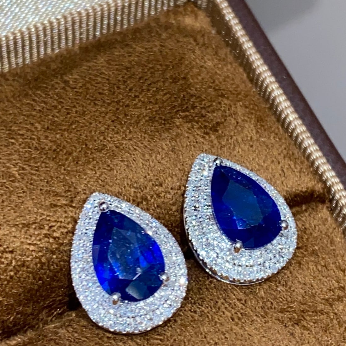 14k Gold 2.5 Ct Vivid Blue Natural Sapphire & Diamond Earrings: Ref:231174328 // gold content:14k gold // main gemstone:sapphire // shape:pear // carat weight:2. 5ct // color:vivid blue // treatment:natural // // adjacent gemstone 2 : diamond // shape:round //