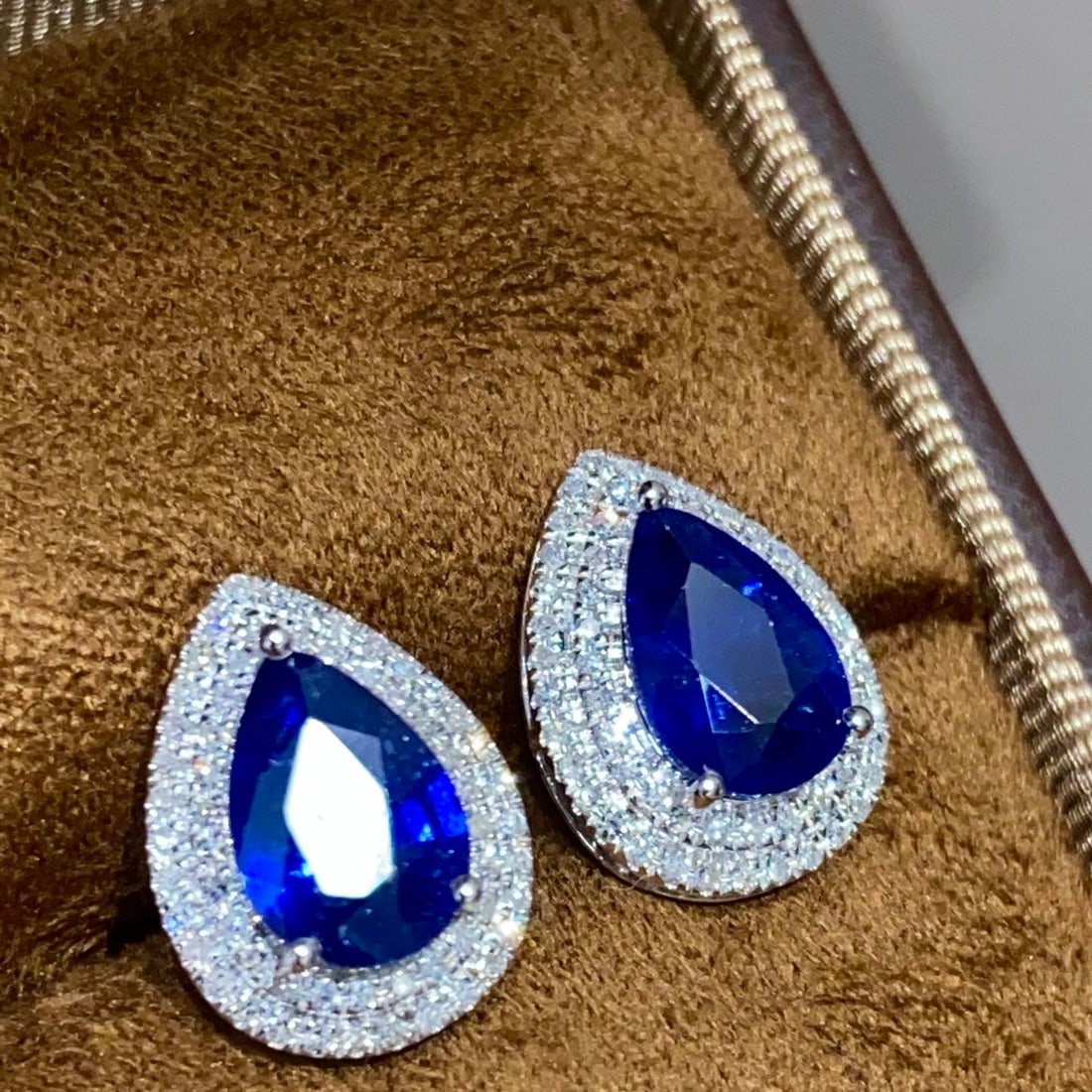 14k Gold 2.5 Ct Vivid Blue Natural Sapphire & Diamond Earrings - 4