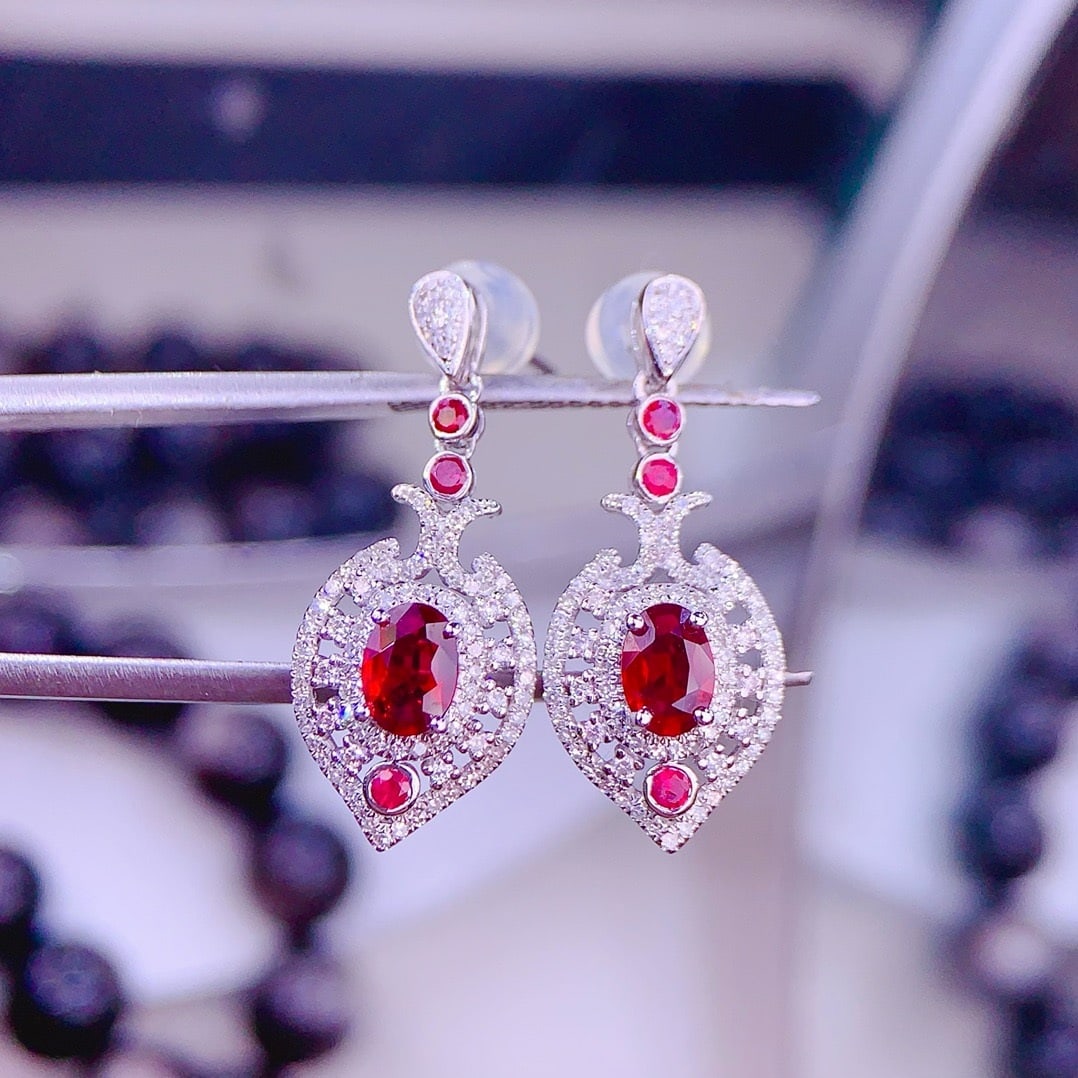 14k Gold 0.95 Ct Natural Ruby & Diamond Earrings: Ref:231174334 // gold content:14k gold // main gemstone:ruby // shape:oval // carat weight:0. 95ct // color:red // treatment:natural // // adjacent gemstone 2 : diamond // shape:round // clarity