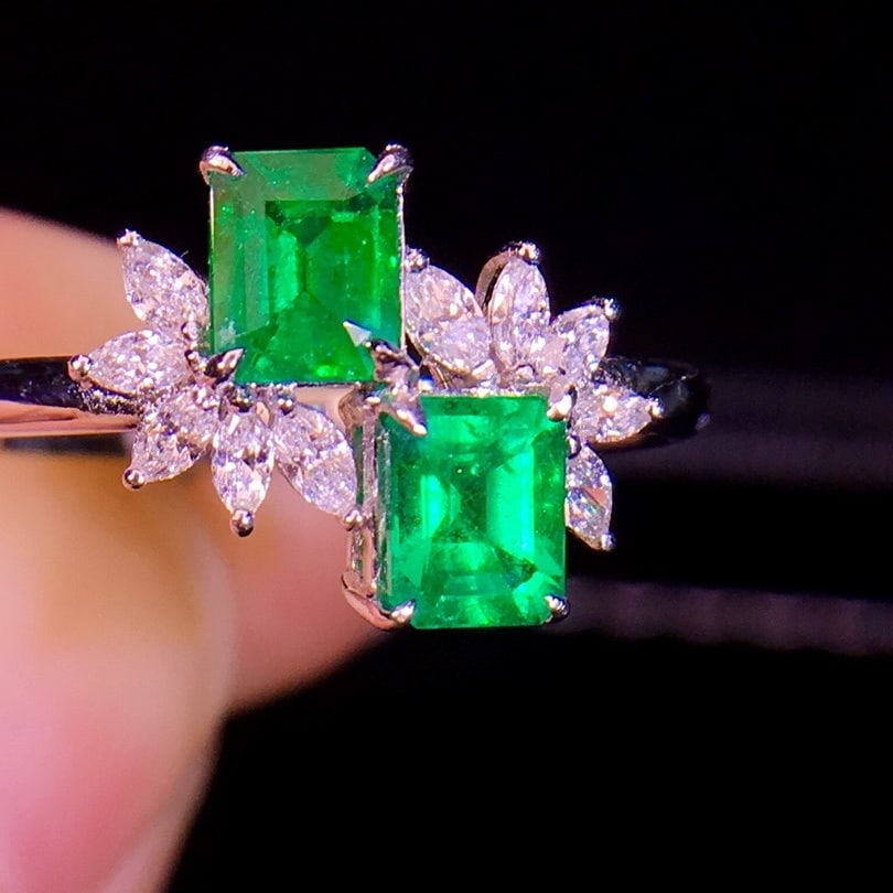 14k Gold 1.34 Ctw Natural Emerald & Diamond Ring: Ref:231174329 // gold content:14k gold // ring size:7. 25us // // main gemstone:emerald // shape:octagonal // carat weight:1. 1ct // color:green // treatment:natural // // adjacent gemstone 2 :
