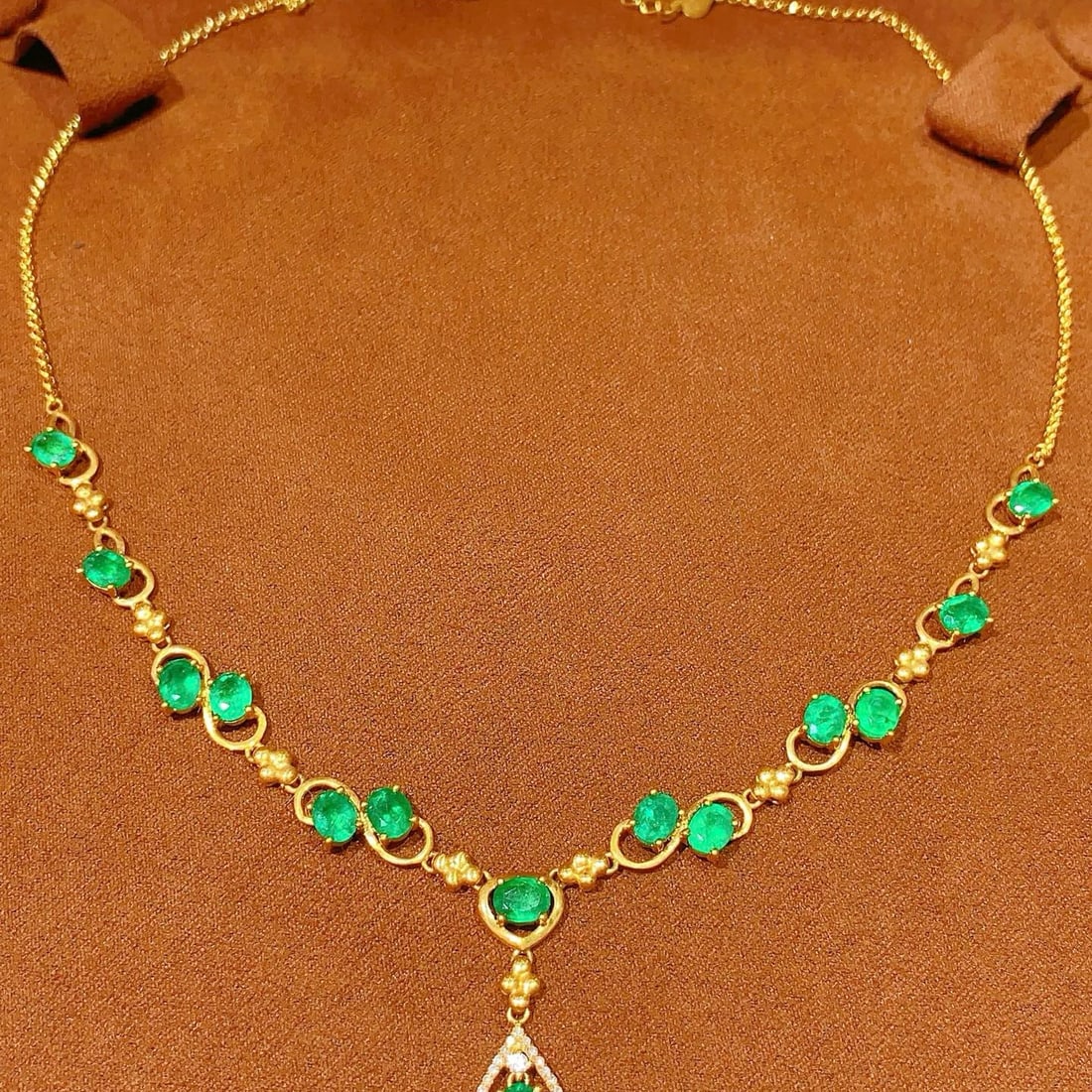 14k Gold 5.82 Ct Natural Emerald & Diamond Necklace: Ref:231174357 // gold content:14k gold // main gemstone:emerald // shape:oval // carat weight:5. 82ct // color:green // treatment:natural // // adjacent gemstone 2 : diamond // number of stones:30 // 
