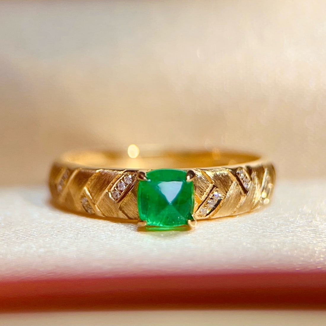 14k Gold 0.57 Ct Natural Emerald & Diamond Ring: Ref:231174391 // gold content:14k gold // ring size:7. 25us // // main gemstone:emerald // shape:sugar-loaf // carat weight:0. 57ct // color:green // treatment:natural // // adjacent gemstone 2 :