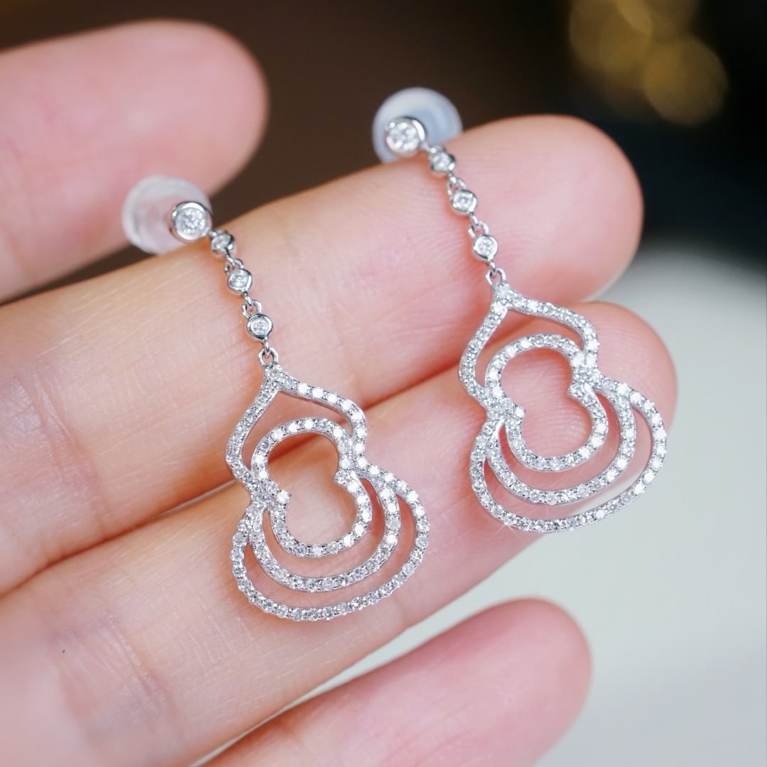 14k Gold 0.60 Ct Natural H Diamond Earrings: Ref:231174424 // gold content:14k gold // main gemstone:diamond // shape:round // carat weight:0. 60ct // clarity grade:vs-si // color:h // treatment:natural // cut grade:g // Low Estimate: 5500