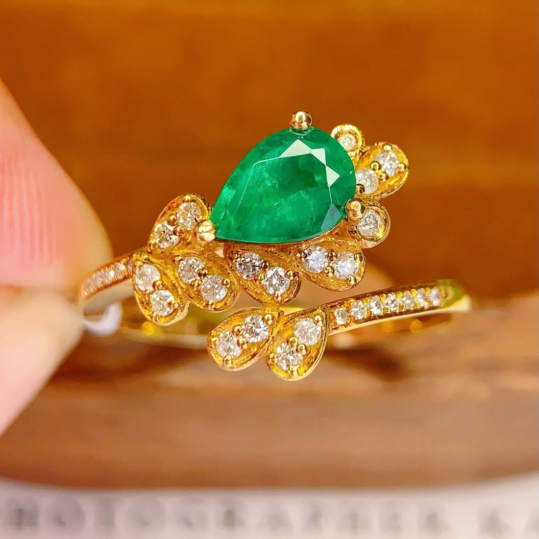 14k Gold 0.8 Ct Natural Emerald & Diamond Ring: Ref:231174403 // gold content:14k gold // ring size:7. 25us // // main gemstone:emerald // shape:pear // carat weight:0. 8ct // color:green // treatment:natural // // adjacent gemstone 2 : diamond //