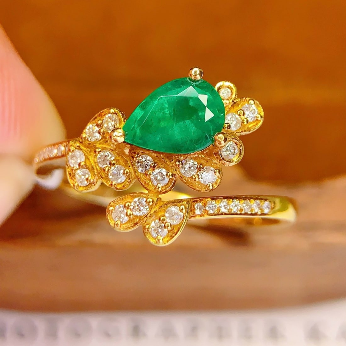14k Gold 0.8 Ct Natural Emerald & Diamond Ring - 4
