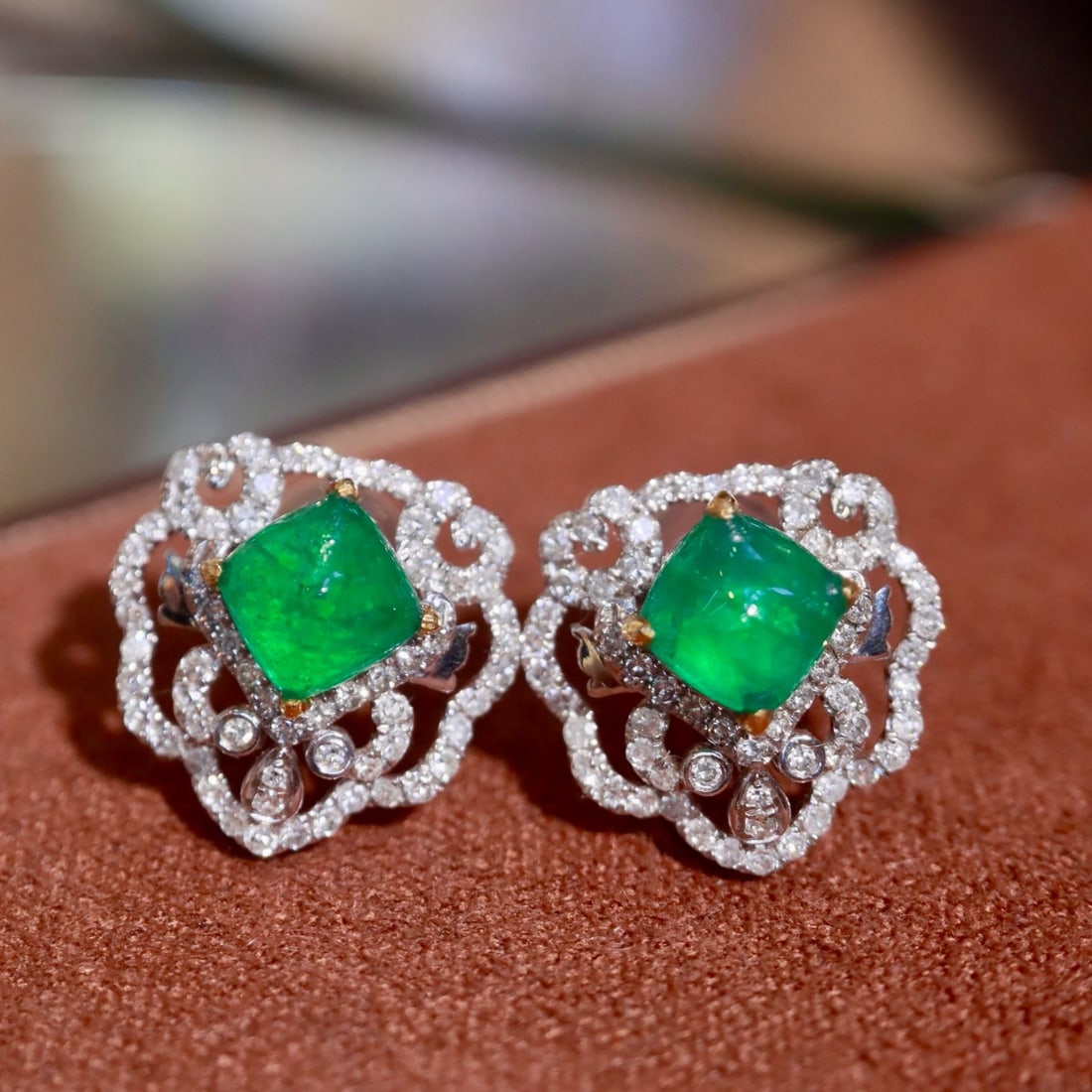 14k Gold 2.18 Ctw Natural Emerald & Diamond Earrings: Ref:231174406 // gold content:14k gold // main gemstone:emerald // shape:sugar-loaf // carat weight:1. 70ct // color:green // treatment:natural // // adjacent gemstone 2 : diamond // shape:round //