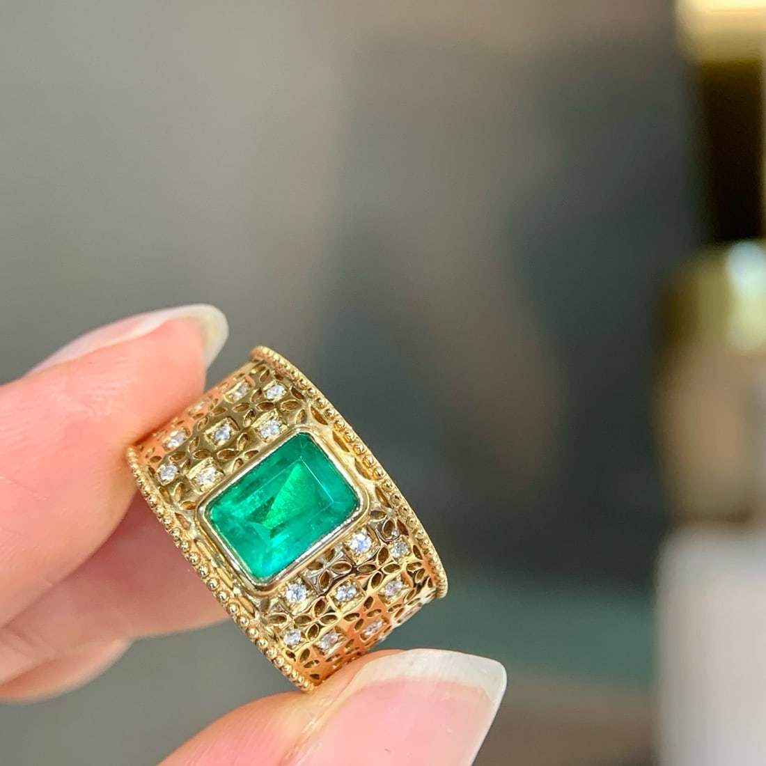 14k Gold 1.76 Ctw Natural Emerald & Diamond Ring: Ref:231174437 // gold content:14k gold // ring size:7. 25us // // main gemstone:emerald // shape:octagonal // carat weight:1. 55ct // color:green // treatment:natural // // adjacent gemstone 2 :