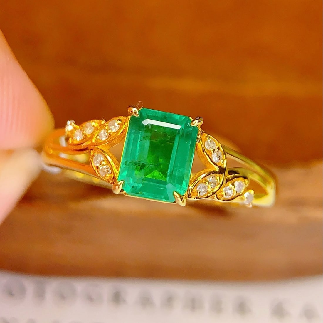 14k Gold 1.10 Ct Natural Emerald & Diamond Ring: Ref:231174410 // gold content:14k gold // ring size:7. 25us // // main gemstone:emerald // shape:octagonal // carat weight:1. 10ct // color:green // treatment:natural // // adjacent gemstone 2 :