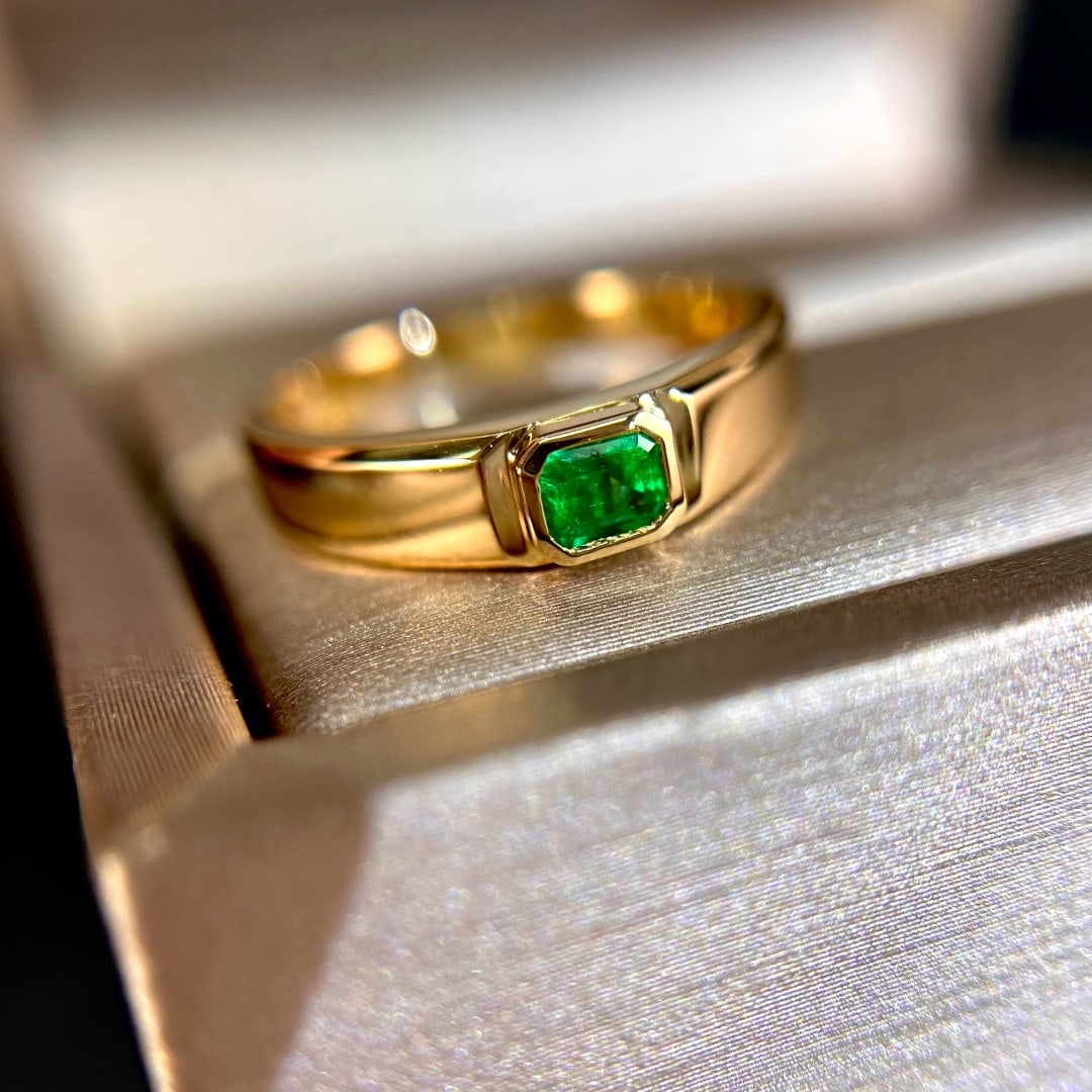 14k Gold 0.30 Ct Vivid Green Natural Emerald Ring: Ref:231174445 // gold content:14k gold // ring size:7. 25us // // main gemstone:emerald // shape:octagonal // carat weight:0. 30ct // color:vivid green // treatment:natural // Condition: New Low