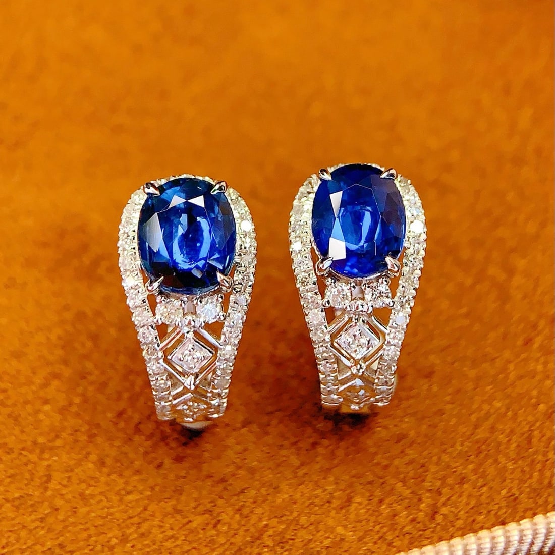 14k Gold 1.5 Ct Natural Sapphire & Diamond Earrings: Ref:231174423 // gold content:14k gold // main gemstone:sapphire // shape:oval // carat weight:1. 5ct // color:blue // treatment:natural // // adjacent gemstone 2 : diamond // number of stones:78 //