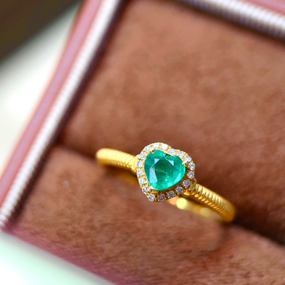 14k Gold 0.55 Ct Natural Emerald & Diamond Ring: Ref:231174435 // gold content:14k gold // ring size:7. 25us // // main gemstone:emerald // shape:heart // carat weight:0. 55ct // color:green // treatment:natural // // adjacent gemstone 2 : diamond