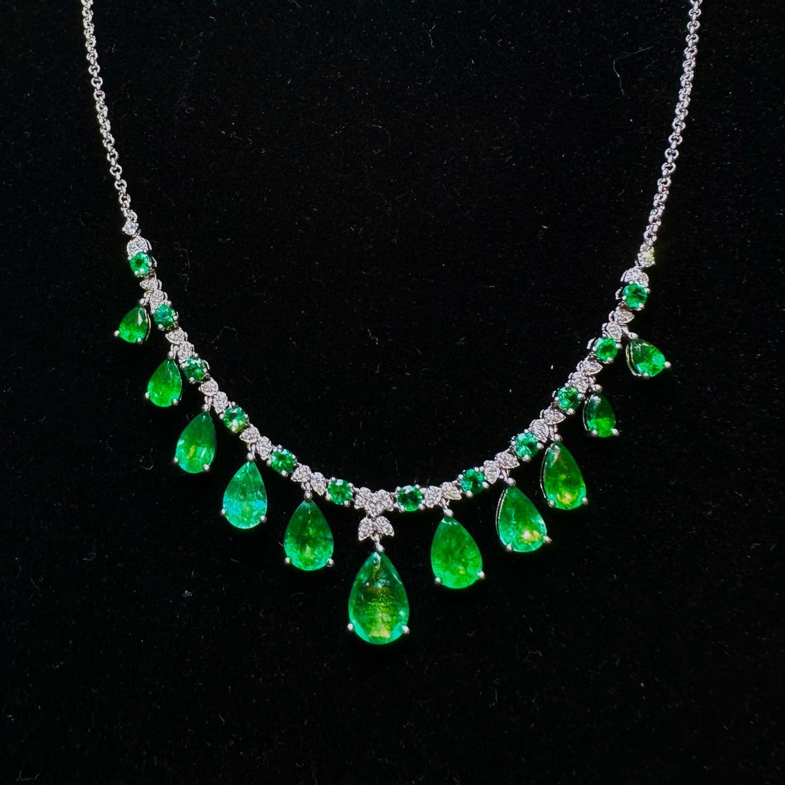 14k Gold 5.79 Ctw Natural Emerald & Diamond Necklace: Ref:230947041 // gold content:14k gold // main gemstone:emerald // shape:pear // carat weight:5. 57ct // color:green // treatment:natural // // adjacent gemstone 2 : diamond // shape:round // carat we