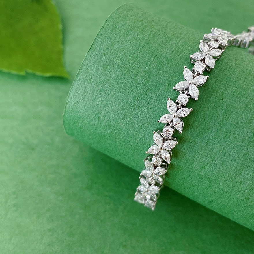 14k Gold 4.8 Ct Natural H Diamond Bracelet: Ref:230947099 // gold content:14k gold // main gemstone:diamond // shape:multiply // carat weight:4. 8ct // clarity grade:vs-si // color:h // treatment:natural // Condition: New Low Estimate: 31000.0