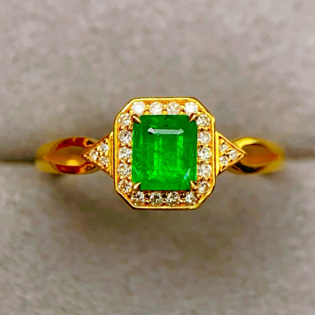 14k Gold 0.5 Ct Vivid Green Natural Emerald & Diamond Ring - 4