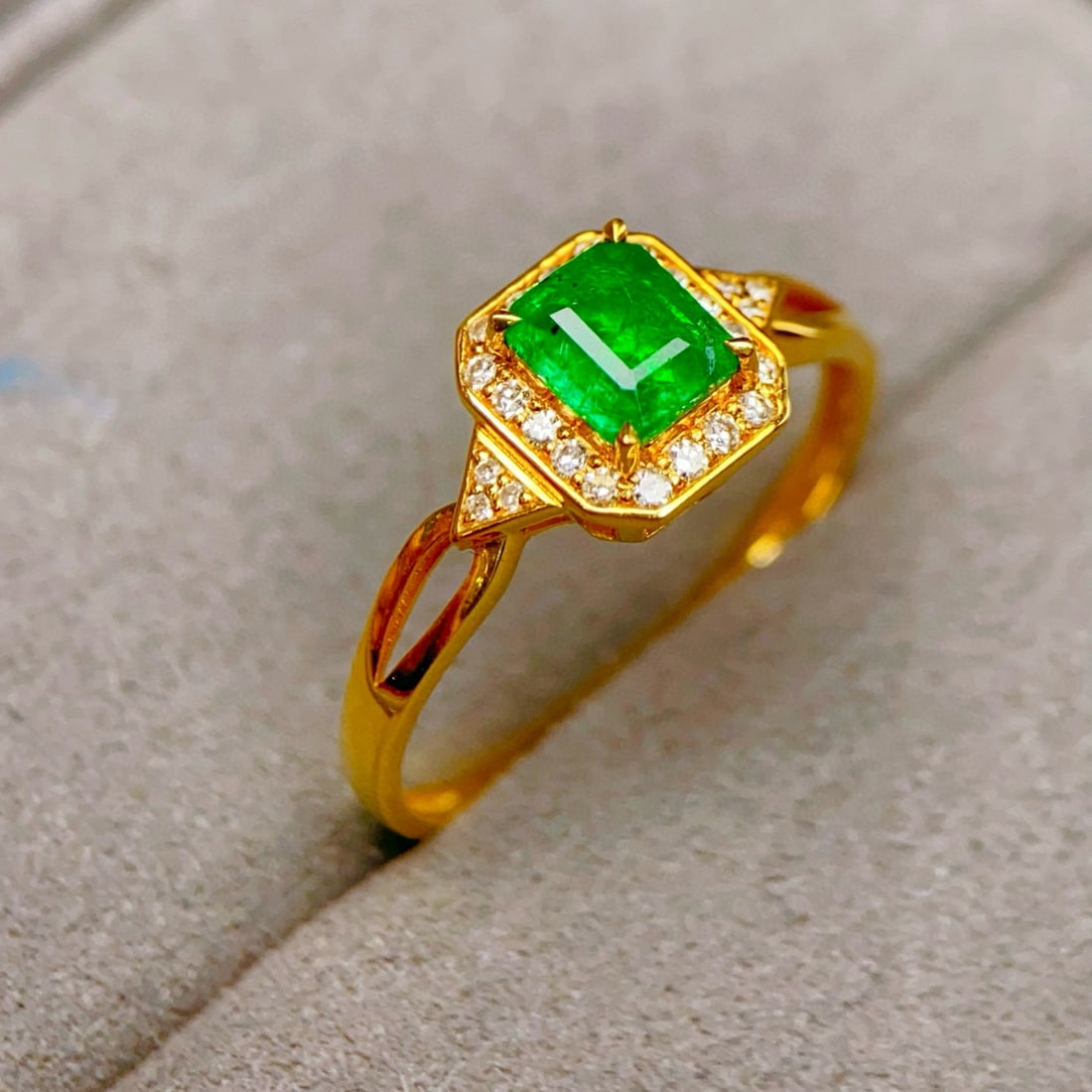 14k Gold 0.5 Ct Vivid Green Natural Emerald & Diamond Ring - 6
